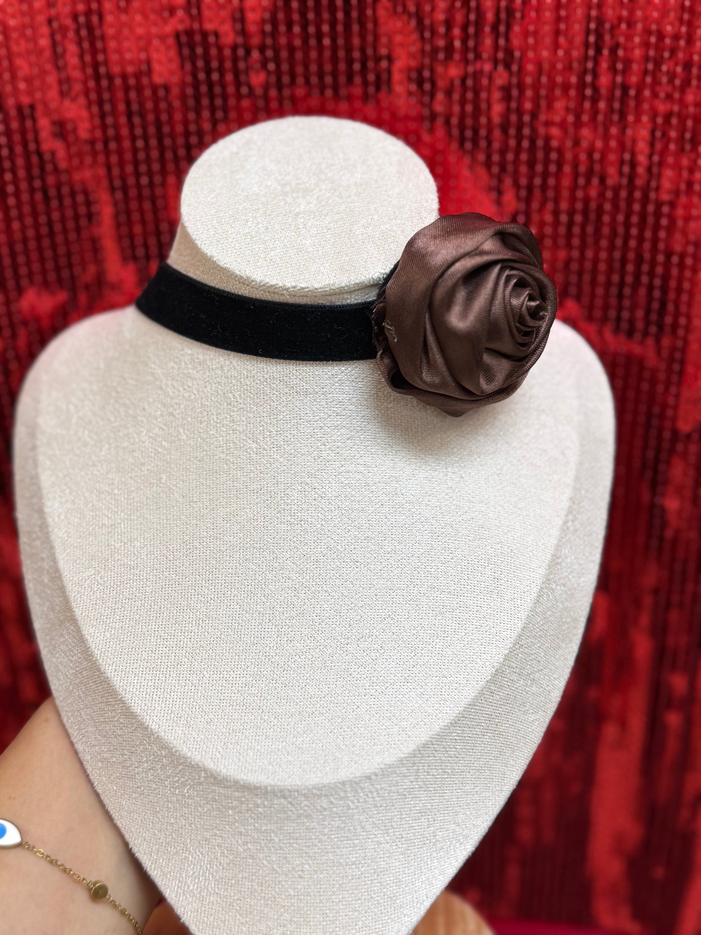 Como la Flor velvet Shoker